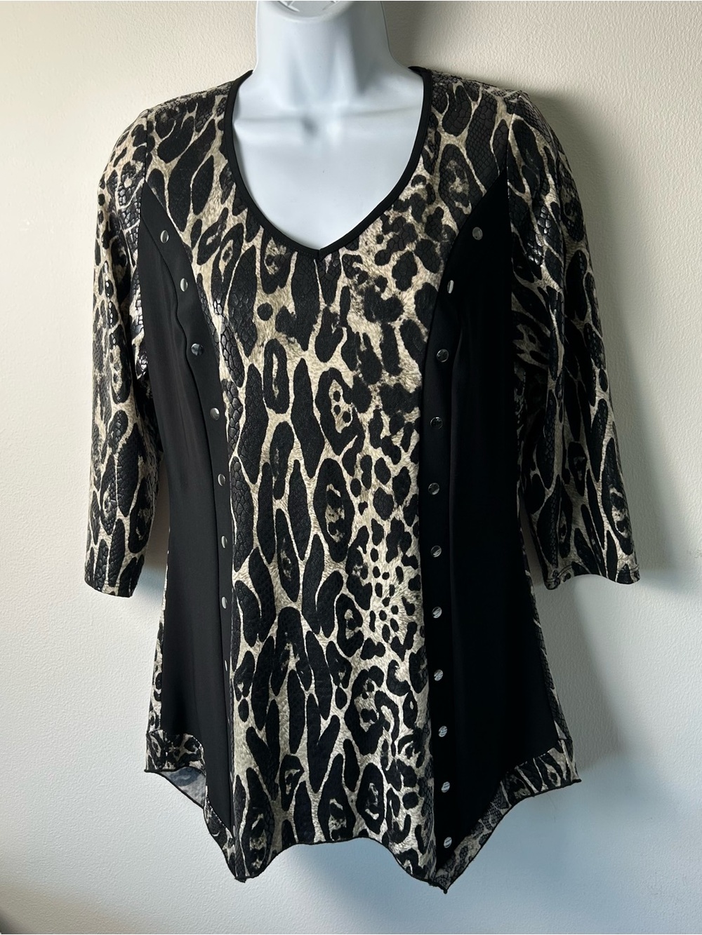 Frank Lyman Tunic Womens Size 8 Animal Print Shark Bite Hem Artsy Studded Blouse